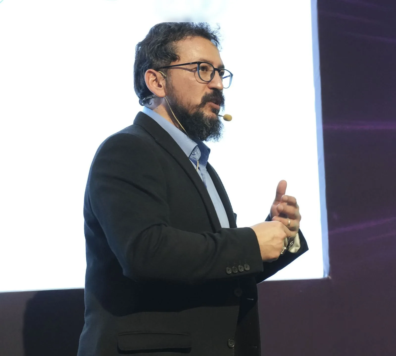 Osman Daggezen, founder of OD Pharma Consulting, speaking on Omnichannel execution